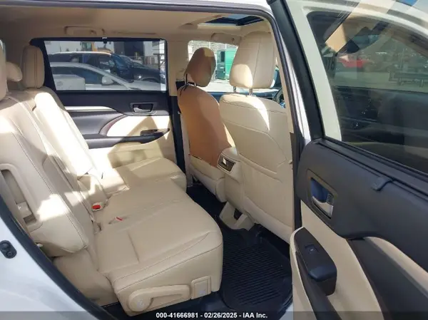 5TDKZRFH0KS315218 2019 TOYOTA HIGHLANDER - Image 8