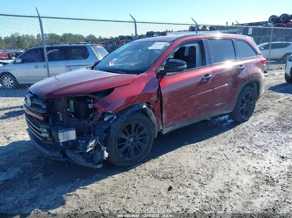 5TDKZRFH0KS318118 2019 TOYOTA HIGHLANDER - Image 2