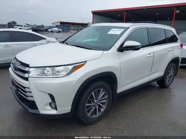 5TDKZRFH0KS318216 2019 TOYOTA HIGHLANDER - Image 2