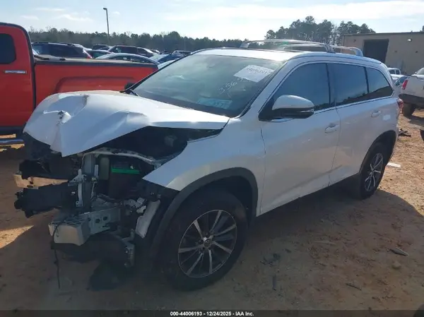 5TDKZRFH0KS356528 2019 TOYOTA HIGHLANDER - Image 2