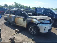5TDKZRFH0KS358621 2019 TOYOTA HIGHLANDER