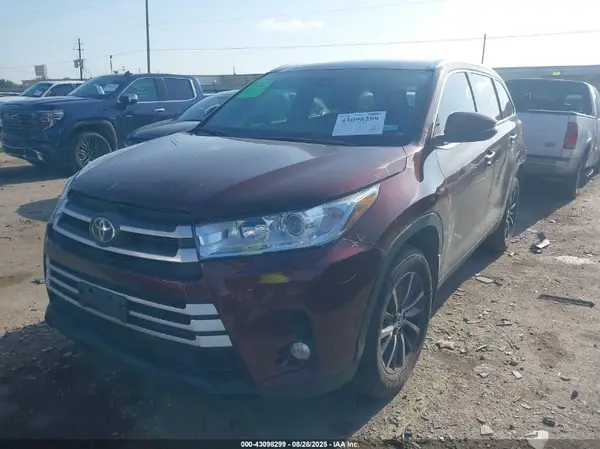 5TDKZRFH0KS370350 2019 TOYOTA HIGHLANDER - Image 2
