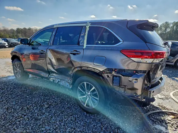 5TDKZRFH0KS555675 2019 TOYOTA HIGHLANDER - Image 2