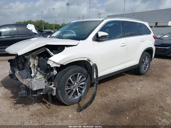 5TDKZRFH0KS557636 2019 TOYOTA HIGHLANDER - Image 2