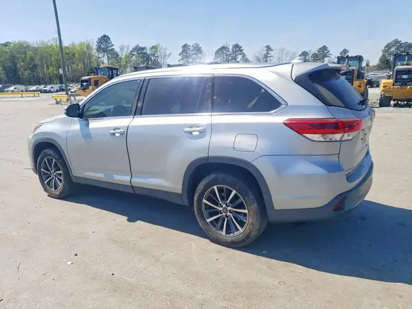 5TDKZRFH0KS560892 2019 TOYOTA HIGHLANDER - Image 2