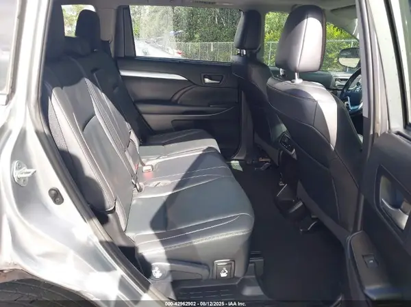 5TDKZRFH0KS563100 2019 TOYOTA HIGHLANDER - Image 8