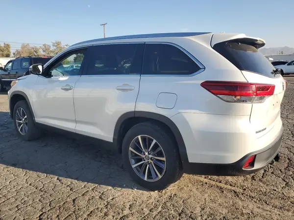 5TDKZRFH0KS564621 2019 TOYOTA HIGHLANDER - Image 2
