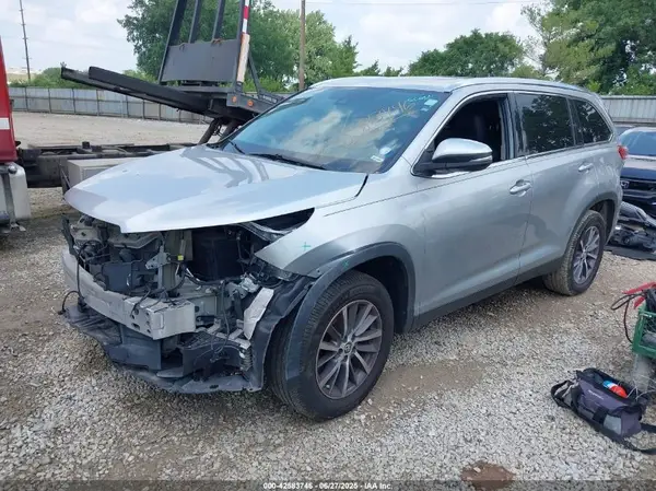5TDKZRFH0KS565025 2019 TOYOTA HIGHLANDER - Image 2