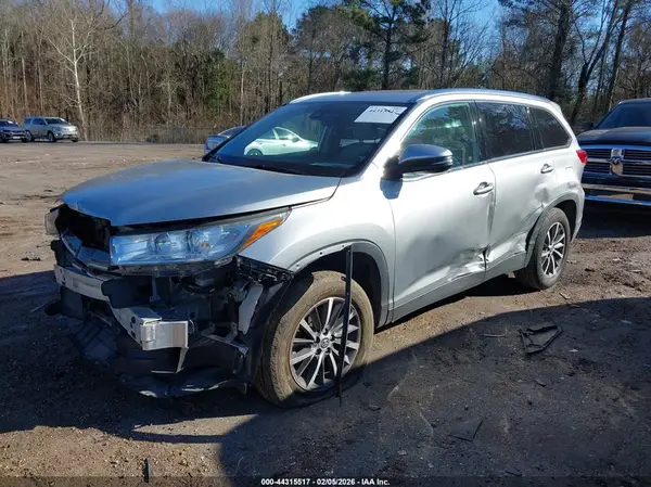 5TDKZRFH0KS565462 2019 TOYOTA HIGHLANDER - Image 2