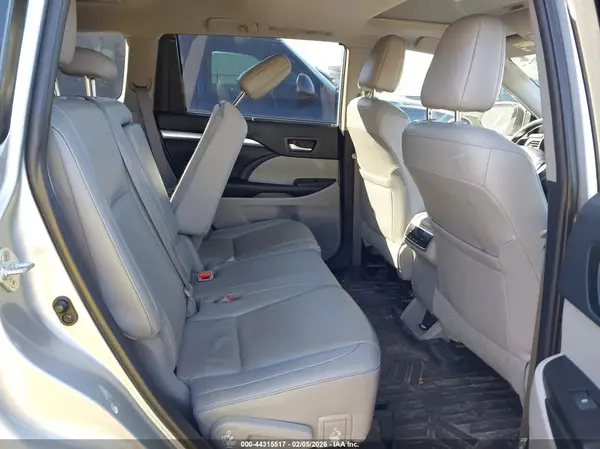 5TDKZRFH0KS565462 2019 TOYOTA HIGHLANDER - Image 8