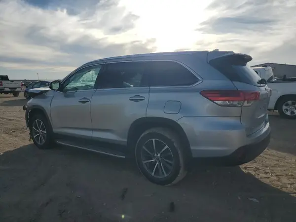 5TDKZRFH0KS565638 2019 TOYOTA HIGHLANDER - Image 2