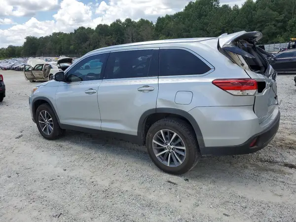 5TDKZRFH0KS566109 2019 TOYOTA HIGHLANDER - Image 2