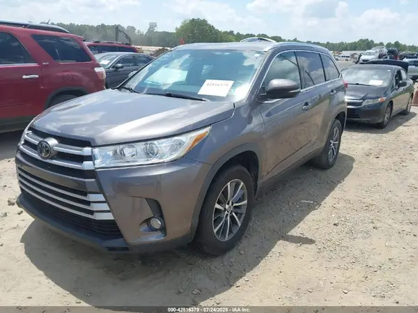 5TDKZRFH0KS571925 2019 TOYOTA HIGHLANDER - Image 2