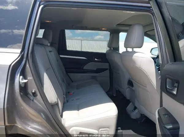 5TDKZRFH0KS571925 2019 TOYOTA HIGHLANDER - Image 8
