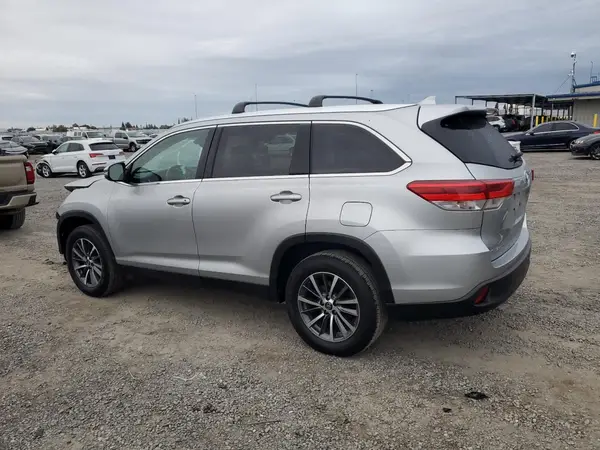 5TDKZRFH0KS573593 2019 TOYOTA HIGHLANDER - Image 2