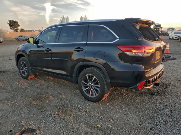5TDKZRFH0KS573853 2019 TOYOTA HIGHLANDER - Image 2