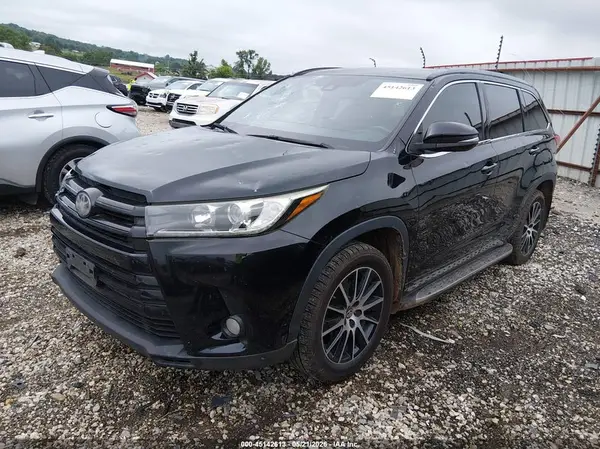 5TDKZRFH1HS197236 2017 TOYOTA HIGHLANDER - Image 2