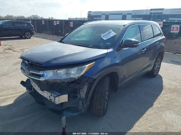 5TDKZRFH1HS199889 2017 TOYOTA HIGHLANDER - Image 2