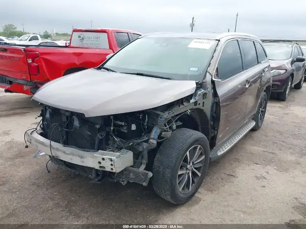 5TDKZRFH1HS201561 2017 TOYOTA HIGHLANDER - Image 2