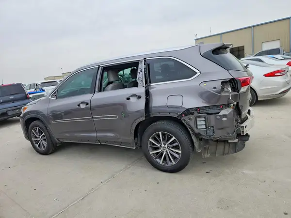 5TDKZRFH1HS508244 2017 TOYOTA HIGHLANDER - Image 2