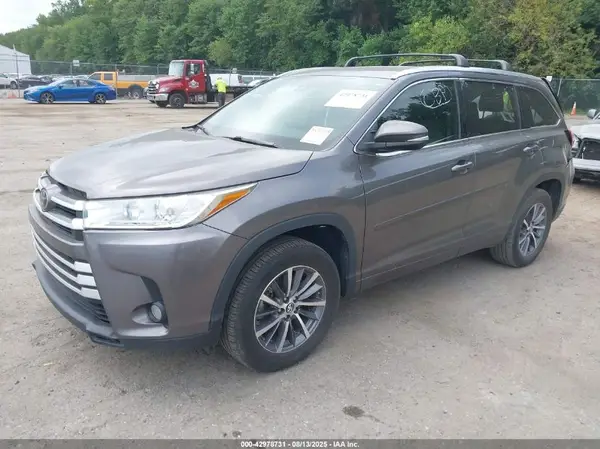 5TDKZRFH1HS514335 2017 TOYOTA HIGHLANDER - Image 2
