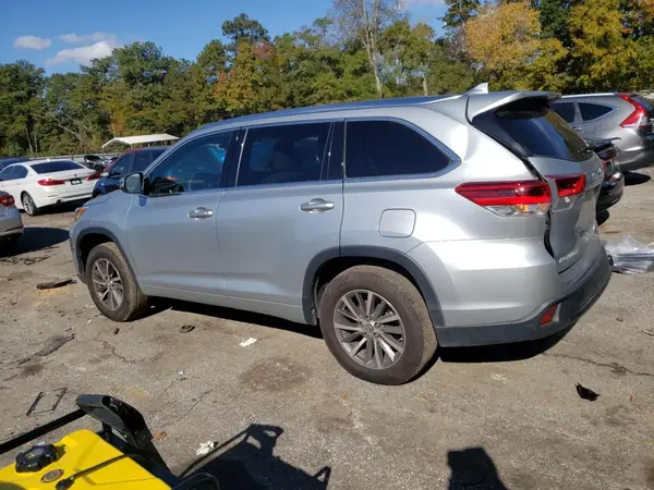 5TDKZRFH1HS516456 2017 TOYOTA HIGHLANDER - Image 2