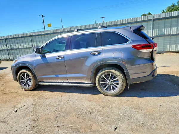 5TDKZRFH1HS517977 2017 TOYOTA HIGHLANDER - Image 2