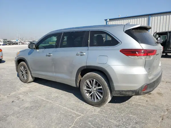 5TDKZRFH1HS518157 2017 TOYOTA HIGHLANDER - Image 2