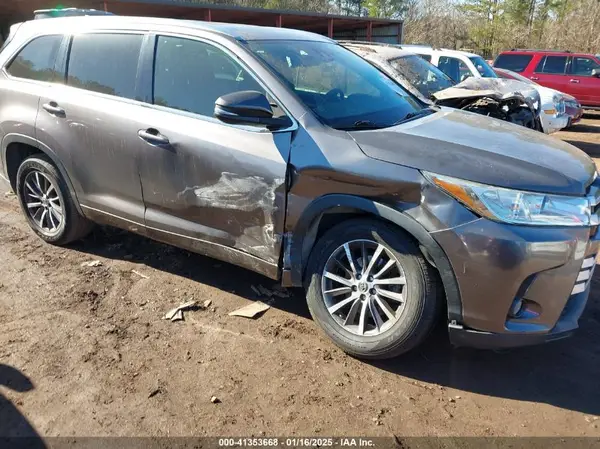 5TDKZRFH1HS522161 2017 TOYOTA HIGHLANDER - Image 1