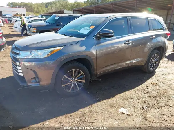 5TDKZRFH1HS522161 2017 TOYOTA HIGHLANDER - Image 2