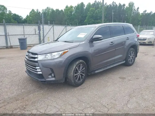 5TDKZRFH1HS522807 2017 TOYOTA HIGHLANDER - Image 2