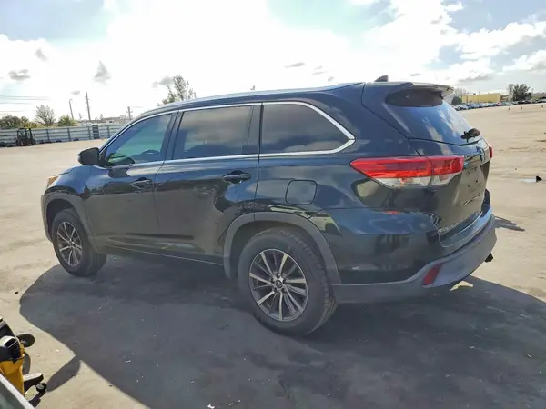 5TDKZRFH1HS523942 2017 TOYOTA HIGHLANDER - Image 2