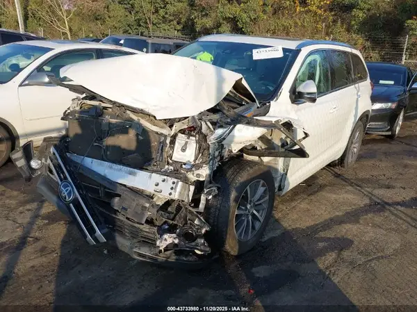 5TDKZRFH1HS523956 2017 TOYOTA HIGHLANDER - Image 2