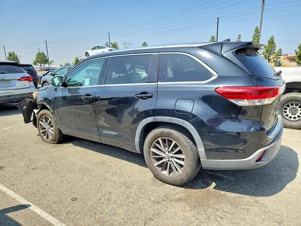 5TDKZRFH1HS525769 2017 TOYOTA HIGHLANDER - Image 2