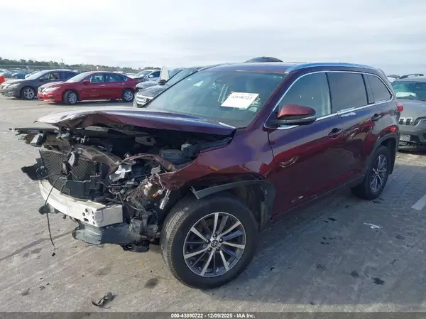 5TDKZRFH1JS243010 2018 TOYOTA HIGHLANDER - Image 2