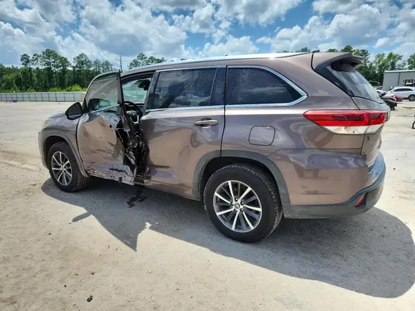5TDKZRFH1JS258252 2018 TOYOTA HIGHLANDER - Image 2