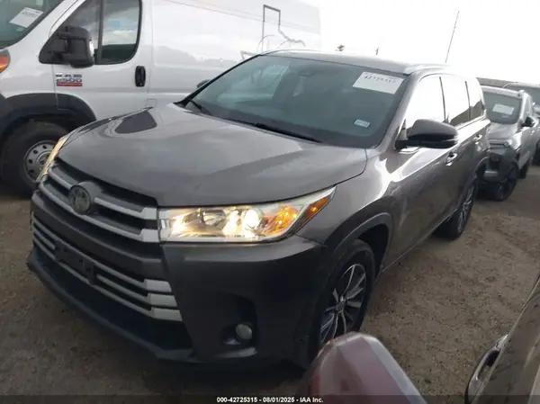 5TDKZRFH1JS263662 2018 TOYOTA HIGHLANDER - Image 2