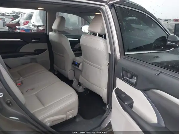 5TDKZRFH1JS263662 2018 TOYOTA HIGHLANDER - Image 8