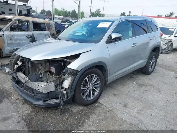 5TDKZRFH1JS266867 2018 TOYOTA HIGHLANDER - Image 2
