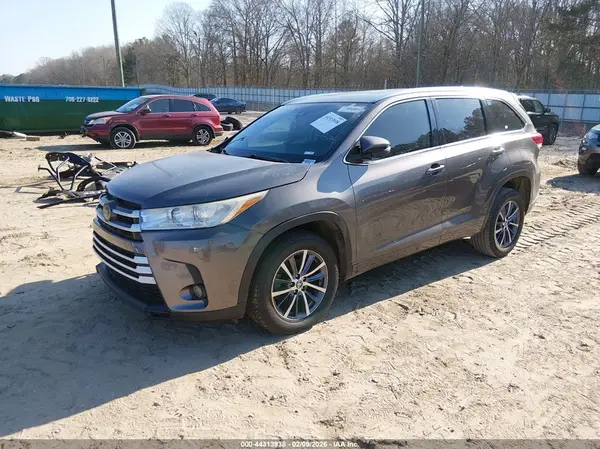 5TDKZRFH1JS274063 2018 TOYOTA HIGHLANDER - Image 2
