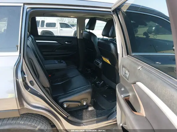 5TDKZRFH1JS274063 2018 TOYOTA HIGHLANDER - Image 8