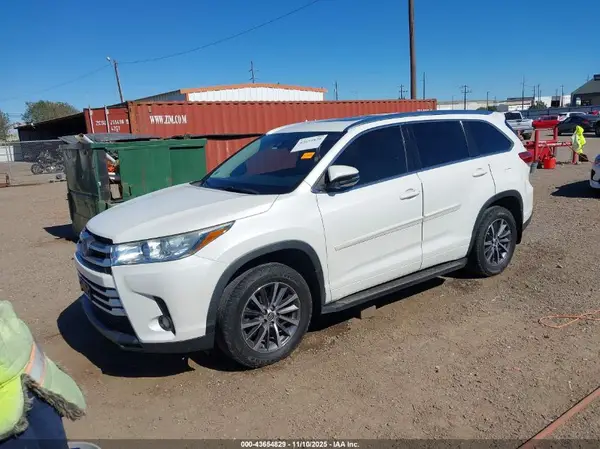 5TDKZRFH1JS527401 2018 TOYOTA HIGHLANDER - Image 2