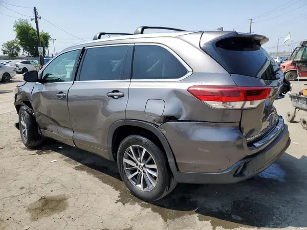 5TDKZRFH1JS528807 2018 TOYOTA HIGHLANDER - Image 2