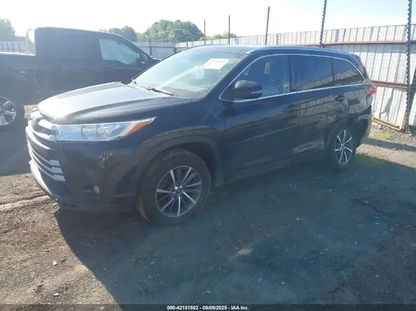 5TDKZRFH1JS529875 2018 TOYOTA HIGHLANDER - Image 2