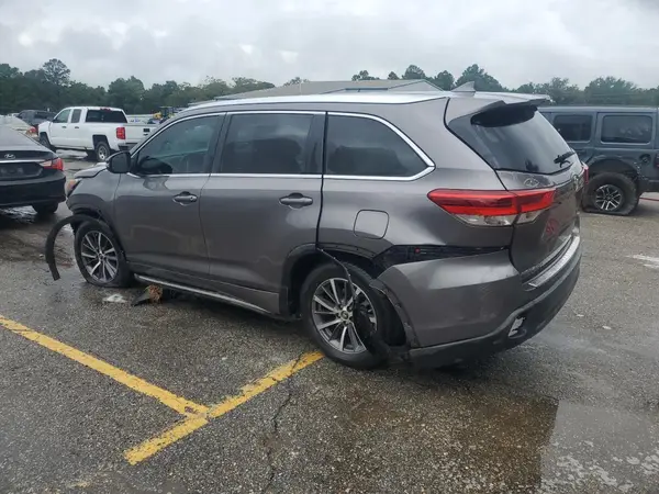 5TDKZRFH1JS532632 2018 TOYOTA HIGHLANDER - Image 2