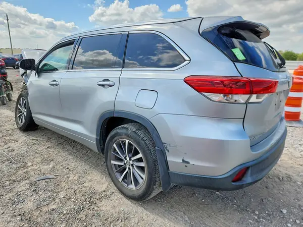 5TDKZRFH1JS533084 2018 TOYOTA HIGHLANDER - Image 2