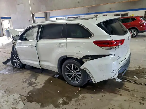 5TDKZRFH1JS538074 2018 TOYOTA HIGHLANDER - Image 2