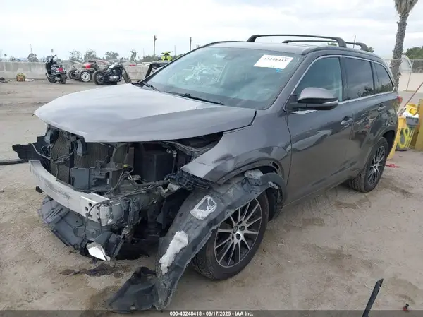 5TDKZRFH1JS538415 2018 TOYOTA HIGHLANDER - Image 2