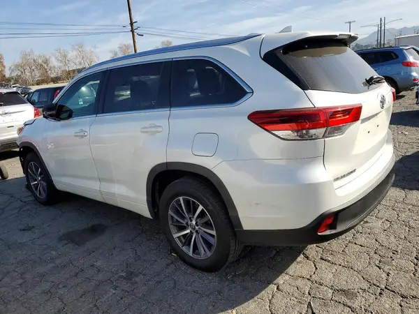 5TDKZRFH1JS538429 2018 TOYOTA HIGHLANDER - Image 2