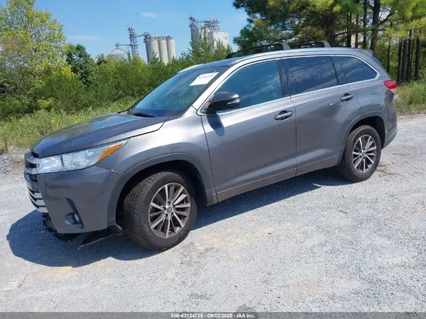 5TDKZRFH1JS539077 2018 TOYOTA HIGHLANDER - Image 2